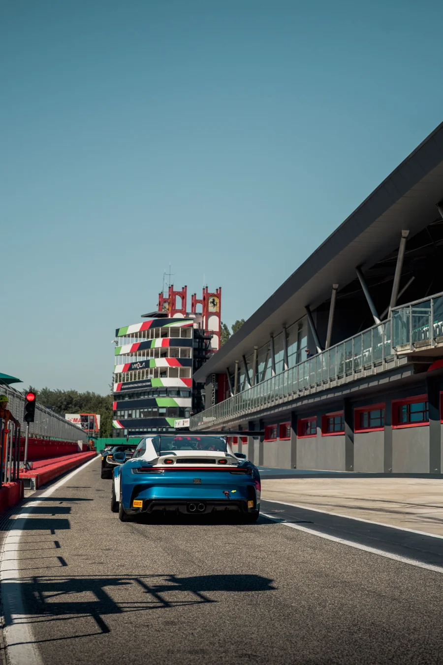 La Porsche #411 lungo la corsia box