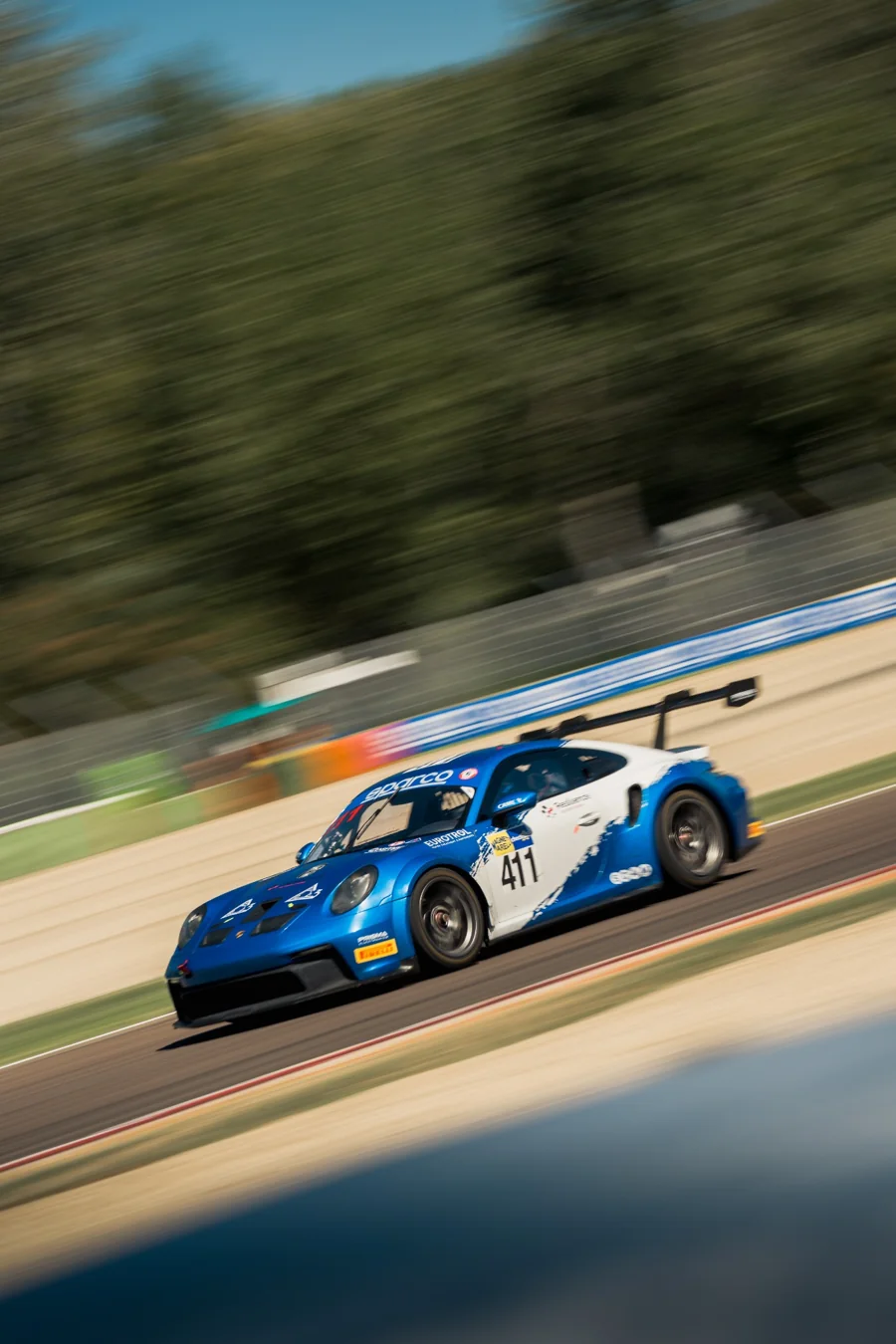 La Porsche #411 in azione in pista